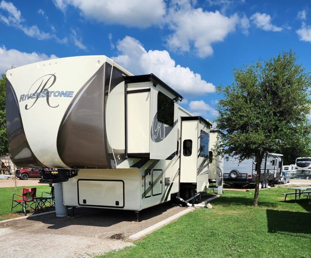 Image of a back-in RV space at Waggin' Tail RV Resort